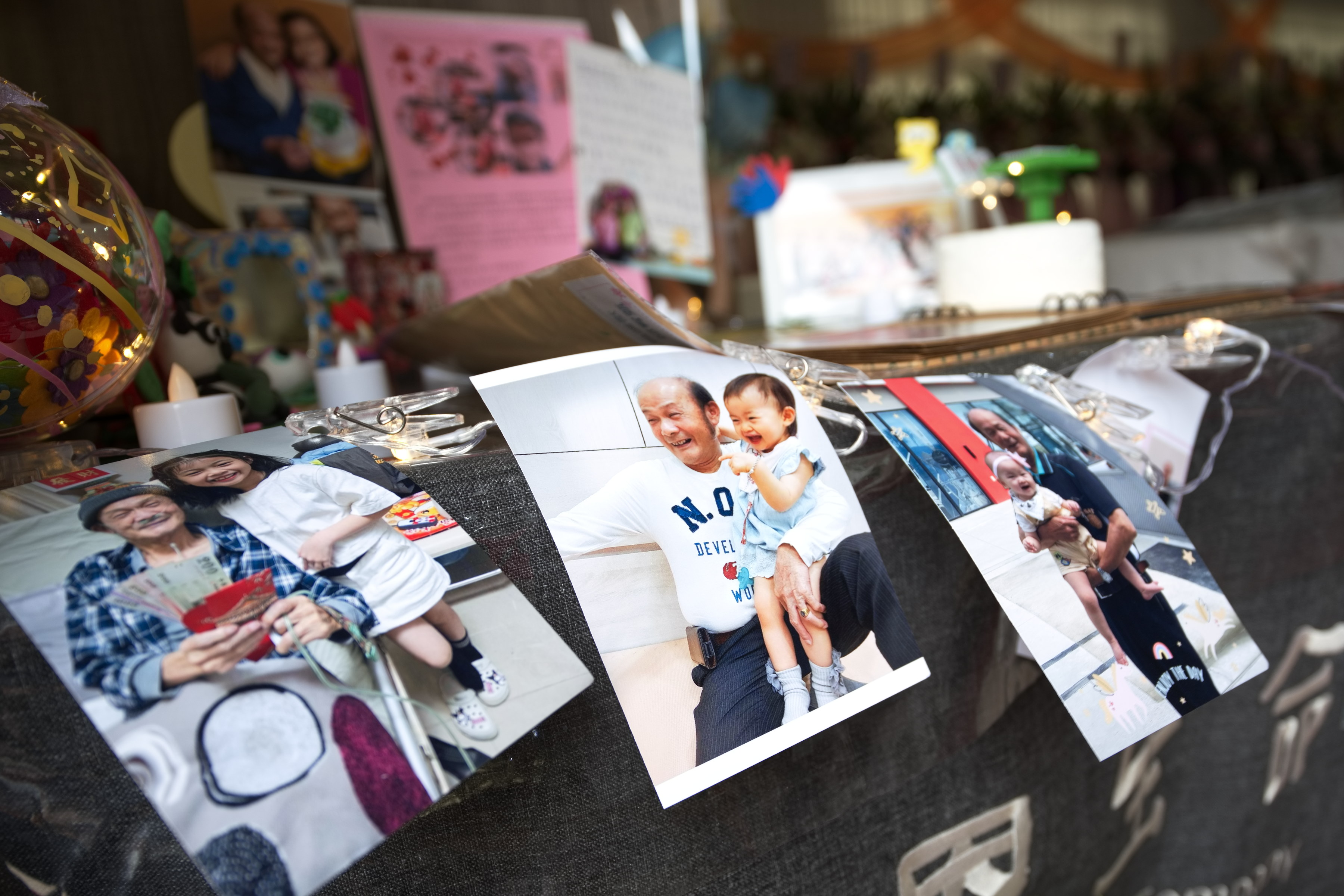 相片區不只是佈置更撫慰著孫女的不捨離情